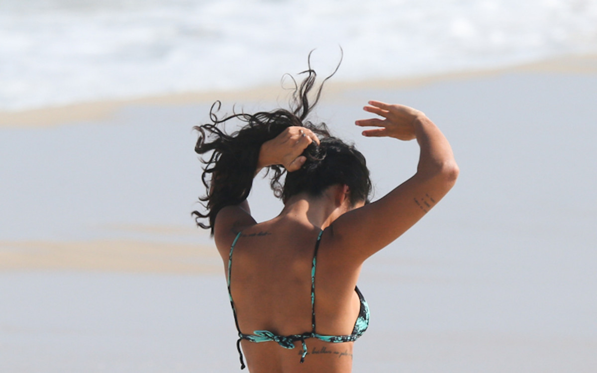 Yanna Lavigne curte dia de sol na Barra da Tijuca