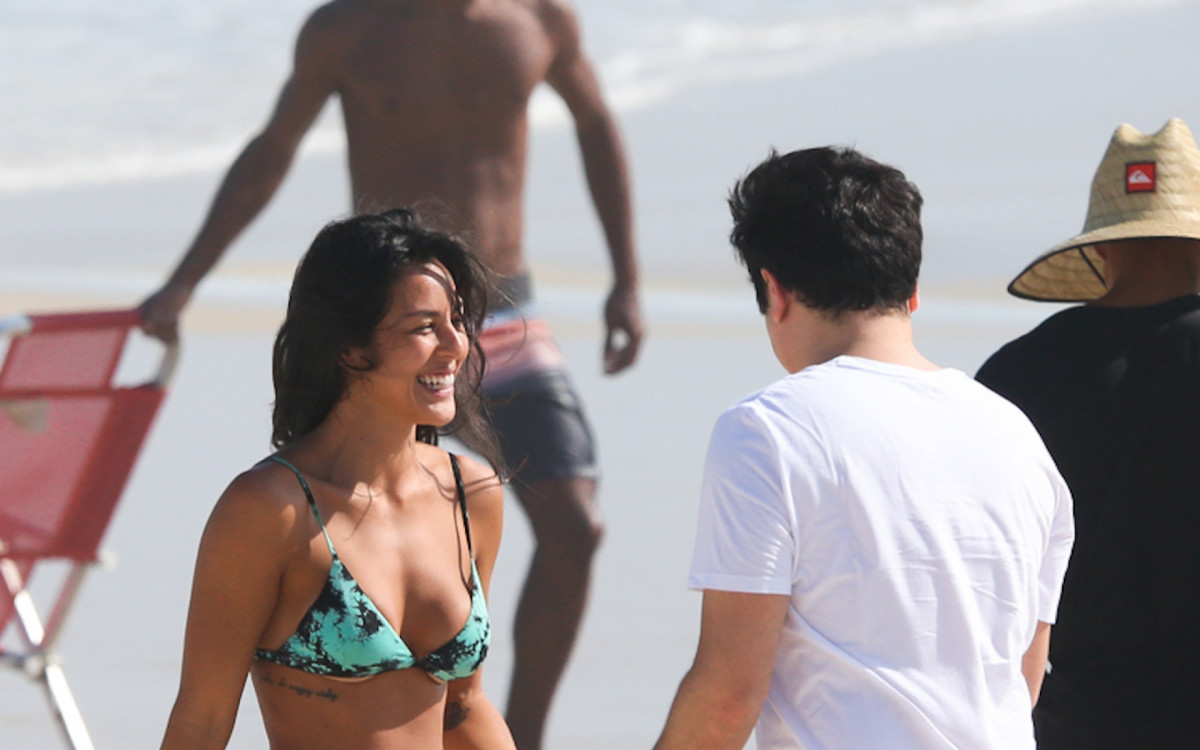 Yanna Lavigne curte dia de sol na praia da Barra da Tijuca