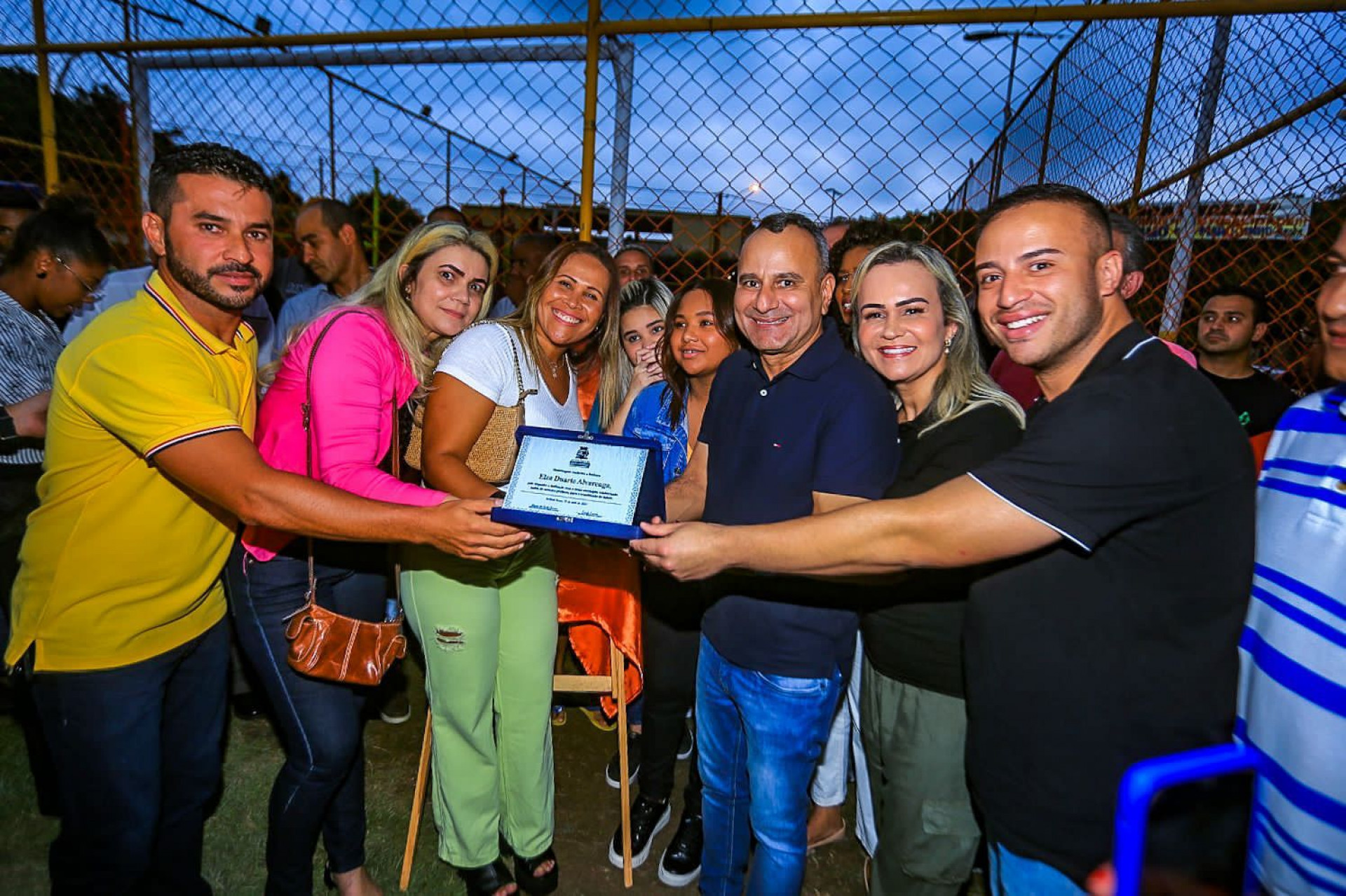 Prefeito Waguinho entrego aos familiares de Elza Duarte Alvarenga a placa de homenagem - Rafael Barreto e Kristian Amarante / PMBR