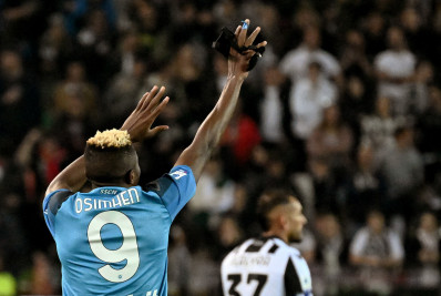 Napoli empata com Udinese, conquista o Campeonato Italiano após 33 anos e torcida invade o gramado