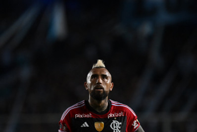 Comentarista diz que Flamengo deveria liberar Vidal e dispara: 'É um inútil'