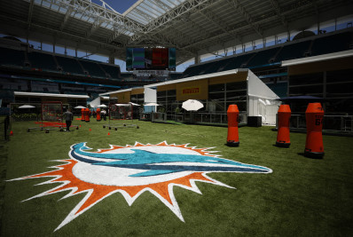F1 monta paddock dentro de estádio do time de futebol americano de Miami