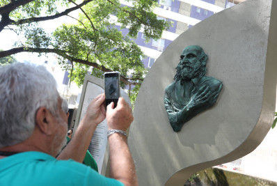Evento em homenagem a Aldir Blanc tem roda de samba e show de João Bosco 