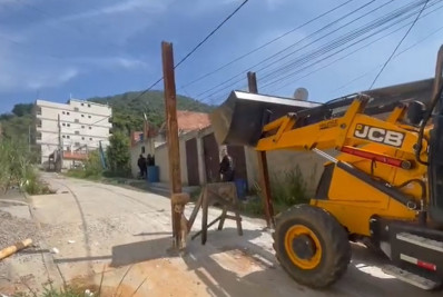 PM retira barricadas do tráfico na Praça Seca
