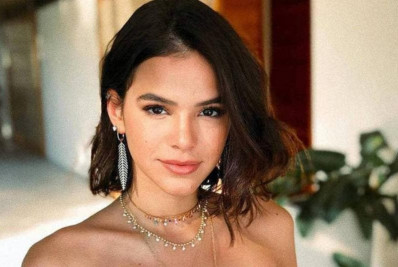 Bruna Marquezine posa nua para capa de revista de moda famosa