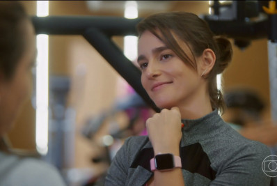 Priscila Sztejnman, a Helena de 'Vai na Fé', comenta romance com Clara: 'Quem não quer uma companheira assim?'