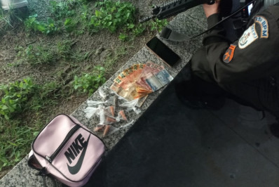 PM prende acusada de tráfico de drogas no Centro de Cabo Frio