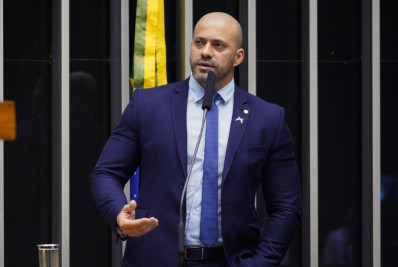 Moraes nega progressão de regime para Daniel Silveira e multa seu advogado