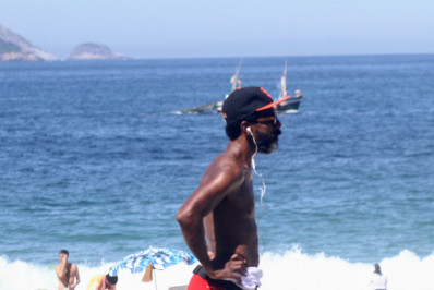 Luiz Miranda aproveita caminhada na orla de praia no Rio