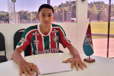 Joia da base assina primeiro contrato profissional com o Fluminense