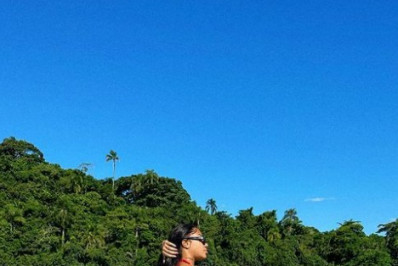 Ludmilla posa de biquíni e exibe o bumbum na nuca 