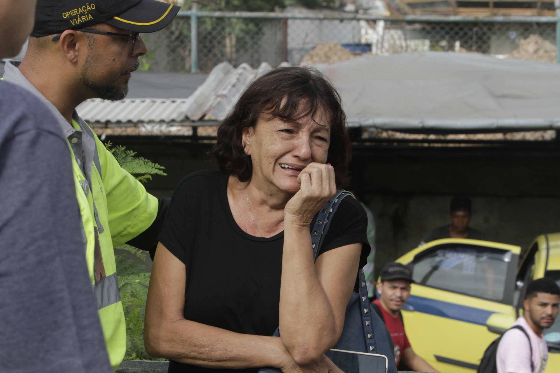 Mulher &eacute; morta a tiros, na linha amarela, nesta quinta-feira (04). Na foto, familiares da v&iacute;tima - Marcos Porto/Ag&ecirc;ncia O Dia
