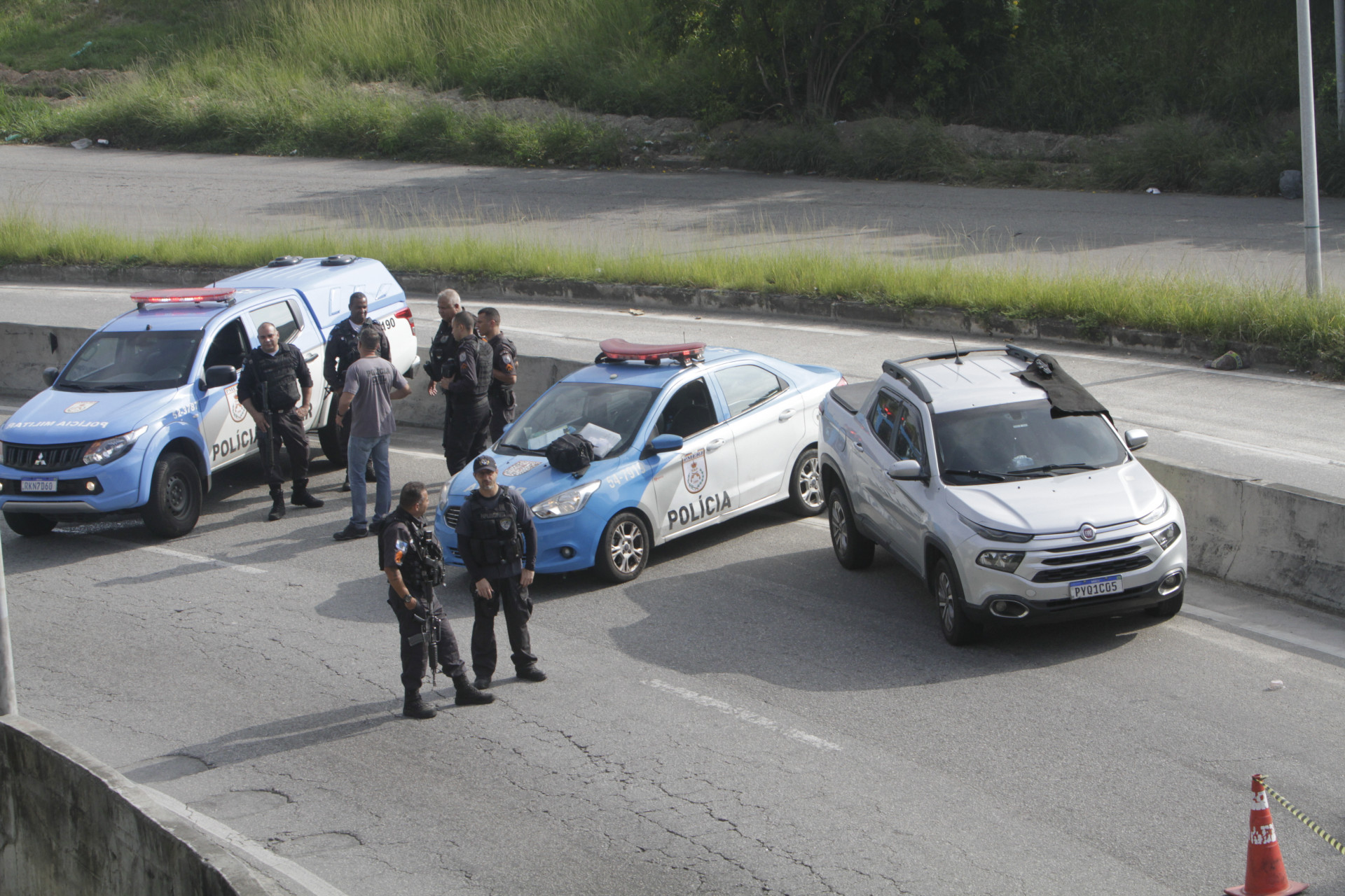 Mulher é morta a tiros, na linha amarela, nesta quinta-feira (04). - Marcos Porto/Agencia O Dia