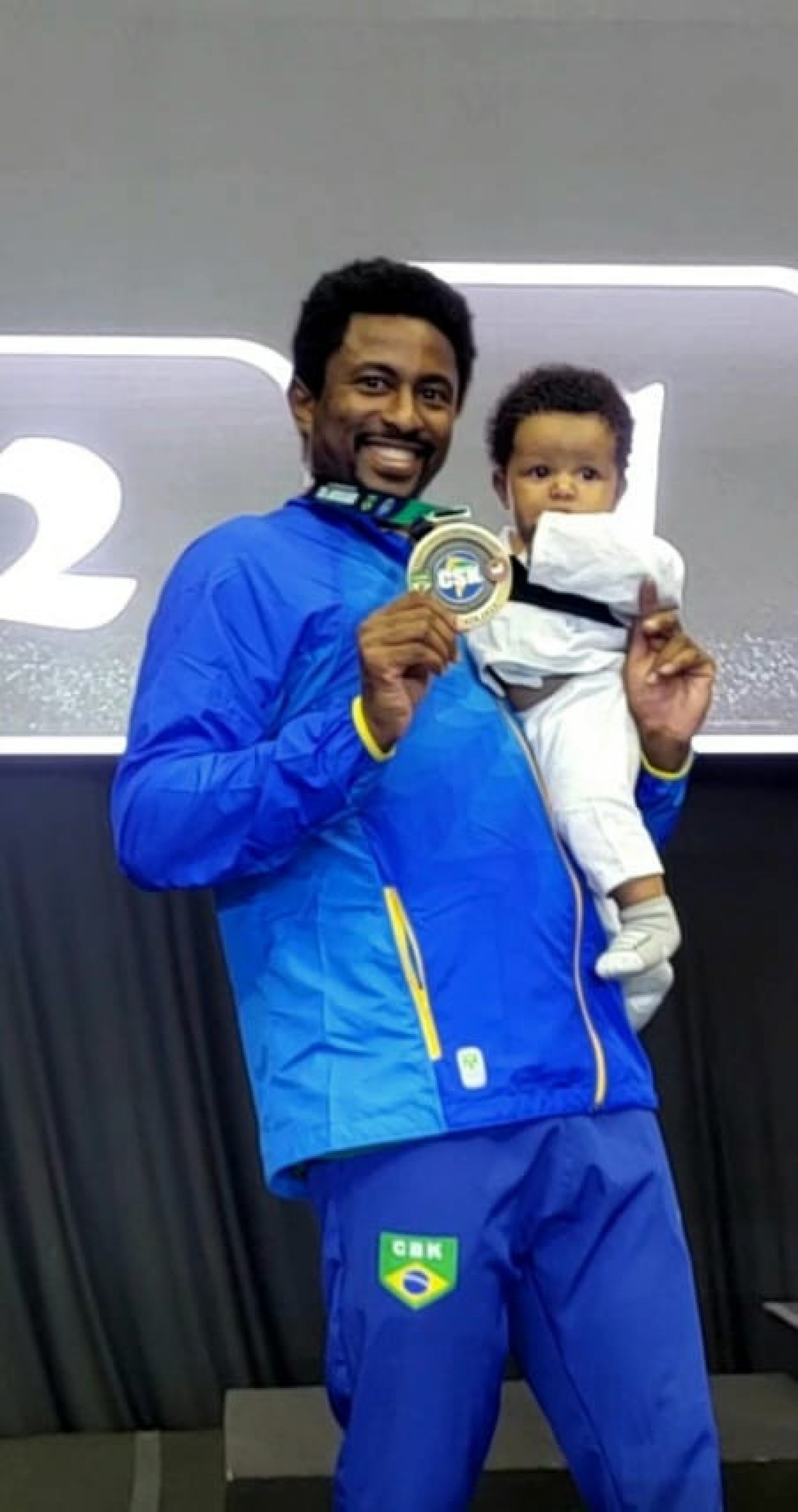 Diego teve outro motivo para comemorar, seu filho Malik, de 5 meses, esteve pela primeira vez na arquibancada