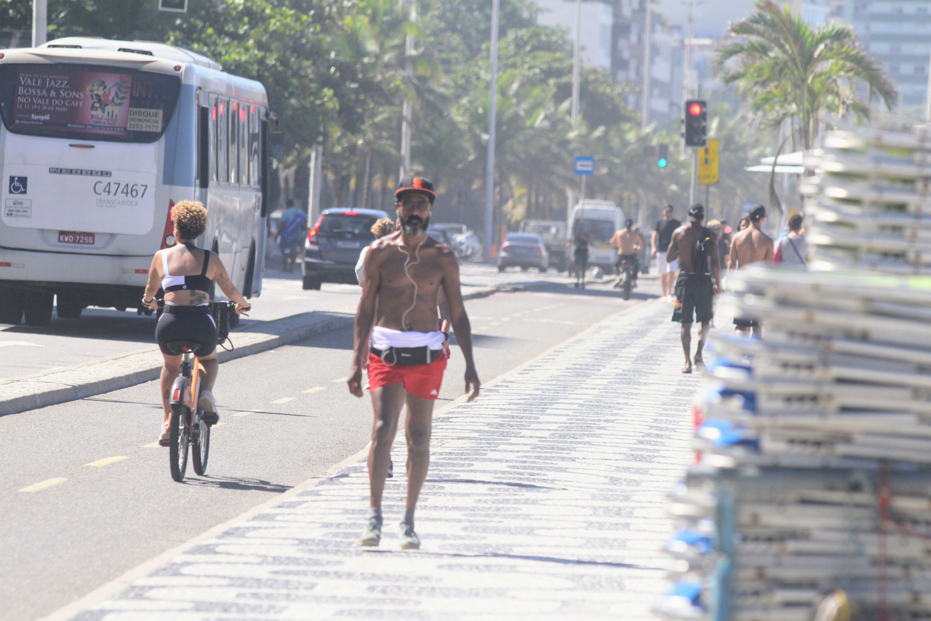 Luiz Miranda aproveita passeio em orla no Rio - Dan Delmiro/Ag. News