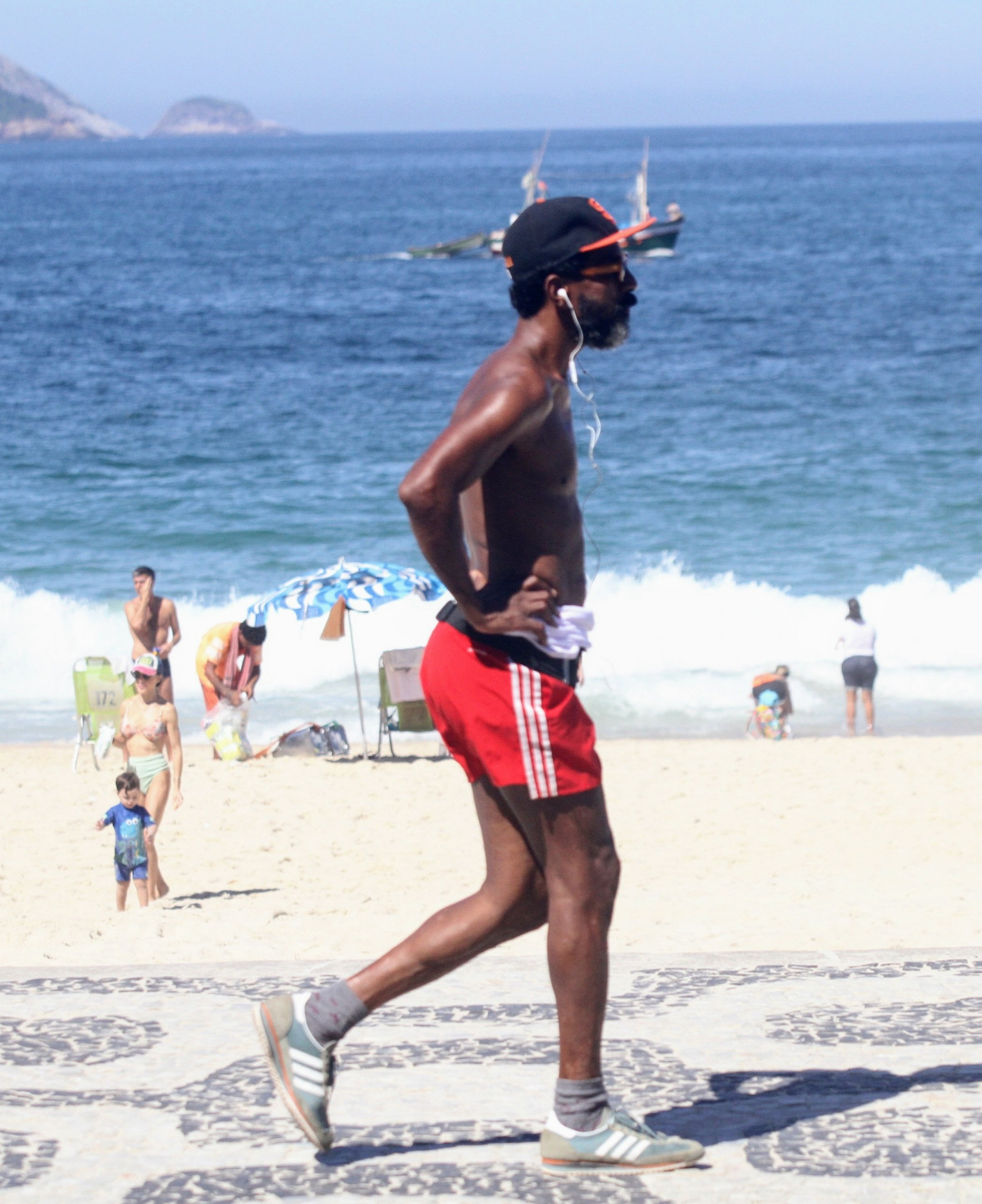 Luiz Miranda aproveita passeio em orla no Rio - Dan Delmiro/Ag. News