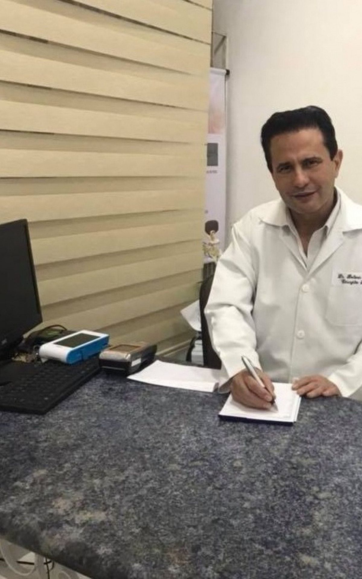 Sem impedimentos em seu registro, Bolívar segue oferecendo serviços médicos em redes sociais - Reprodução/Redes Sociais