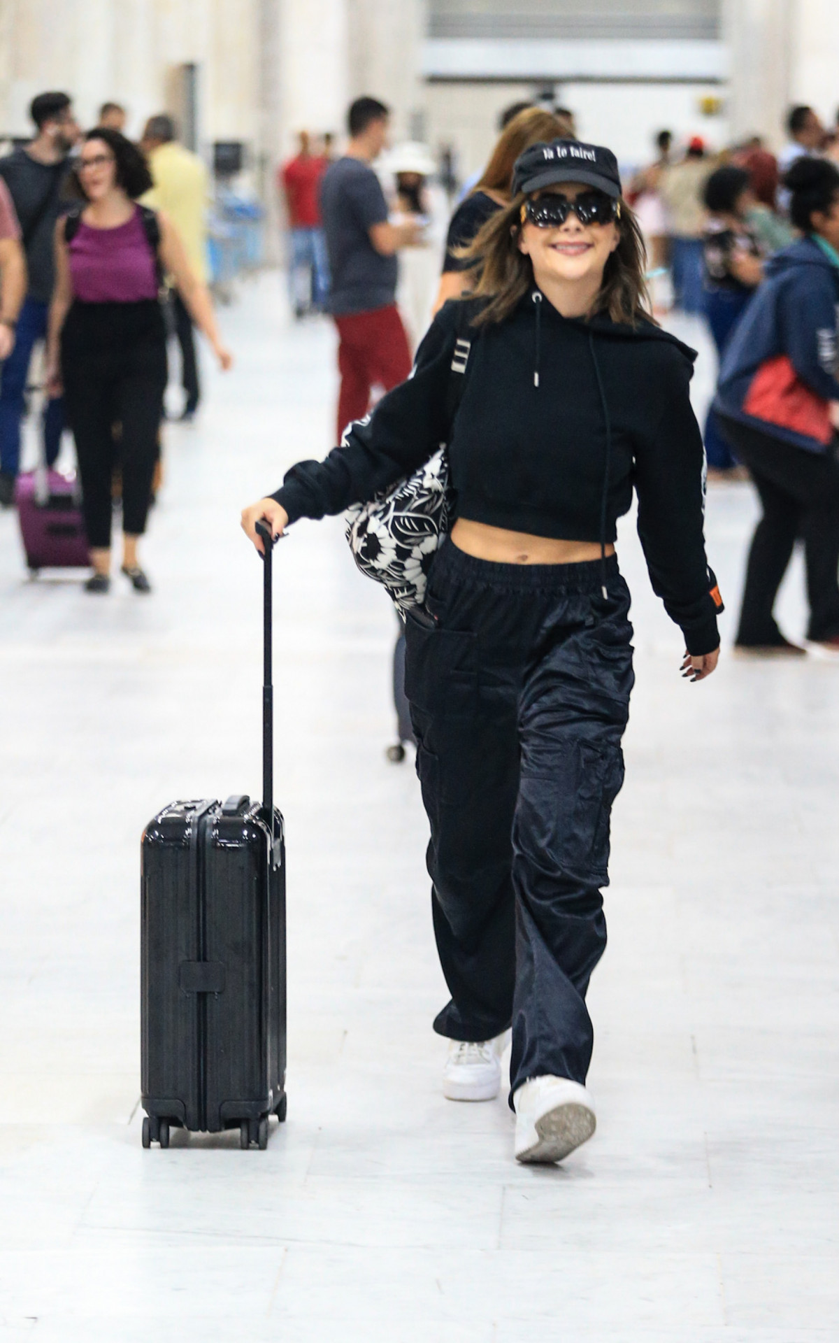 Jade Picon chegou ao Rio para reunião com elenco de Travessia