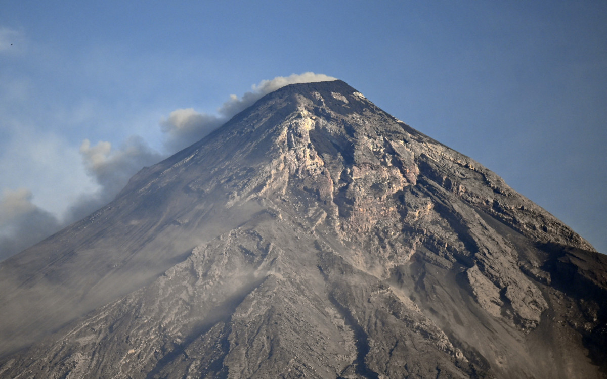 Erup&ccedil;&atilde;o, com a expuls&atilde;o de cinza e lava,  motivou a evacua&ccedil;&atilde;o de cerca de 350 pessoas e o fechamento de uma estrada na Guatemala