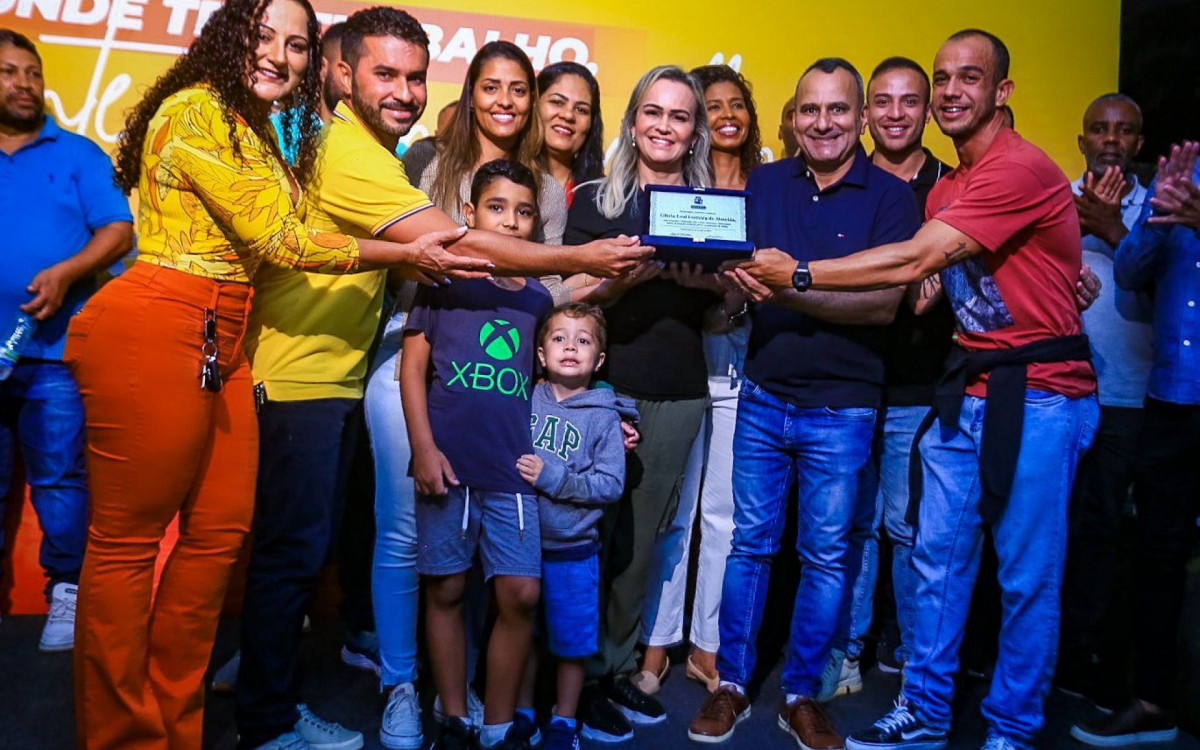Waguinho e Daniela entregam a familiares a placa que homenageia Gl&oacute;ria Leal Ferreira de Almeida