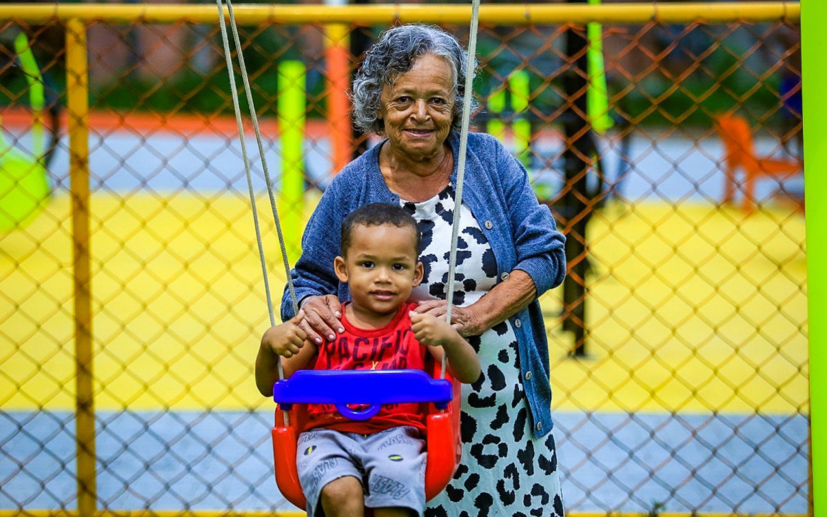 A aposentada e moradora de Bela Vista, Edith Felix, prestigiou a inaugura&ccedil;&atilde;o levando o neto Enzo Gabriel para brincar na nova pra&ccedil;a