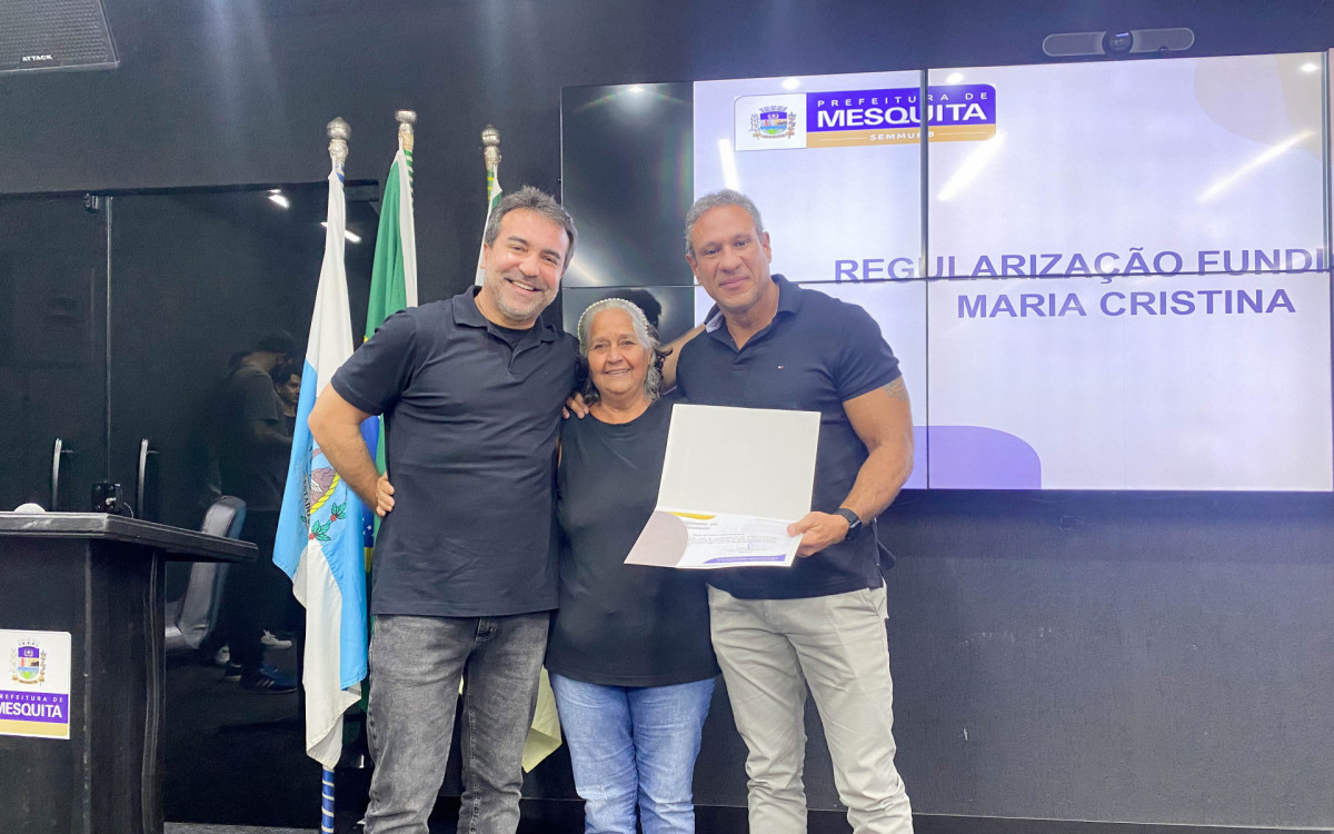 Entrega de documentos da regulariza&ccedil;&atilde;o fundi&aacute;ria de Maria Cristina