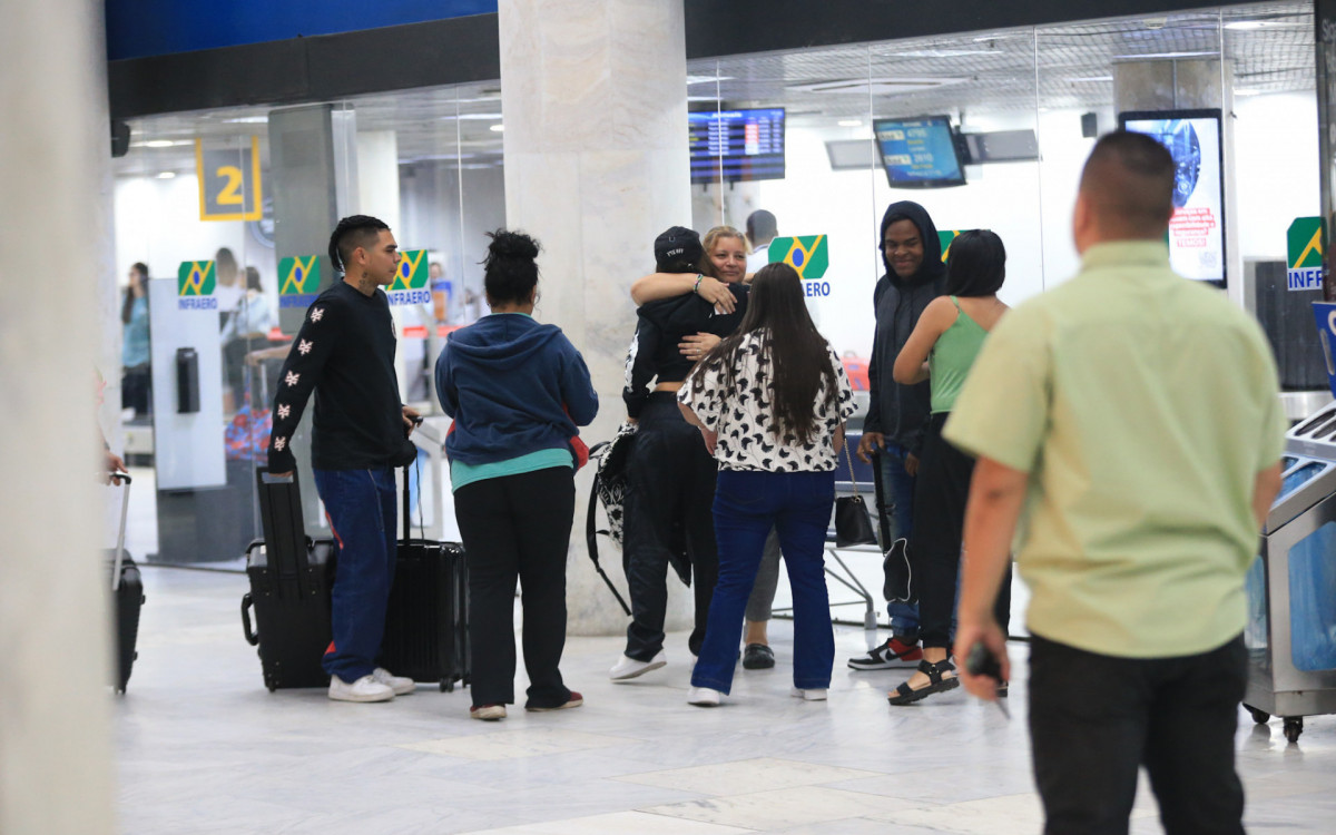 Jade Picon chegou ao Rio para reunião com elenco de Travessia