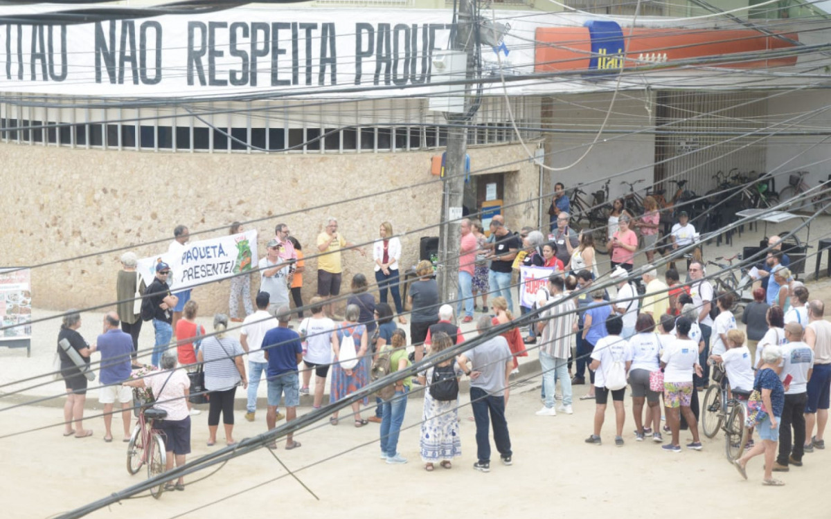 Moradores de Paquetá protestam em frente a agência do Itaú, a única da Ilha - Associação de moradores de Paquetá