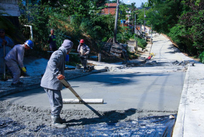 Prefeitura concreta mais de 20 ruas nos bairros São Francisco de Assis e Nova Aurora em Belford Roxo