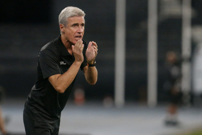 Luís Castro critica 'antijogo' da LDU e mantém esperança em primeiro lugar do grupo na Sul-Americana