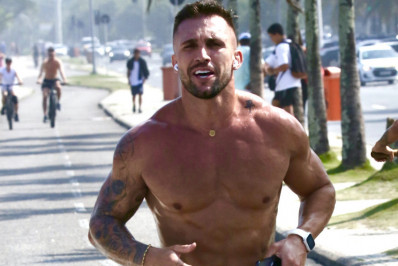 Sem camisa, Arthur Picoli se exercita no Rio e mostra o corpo em forma 