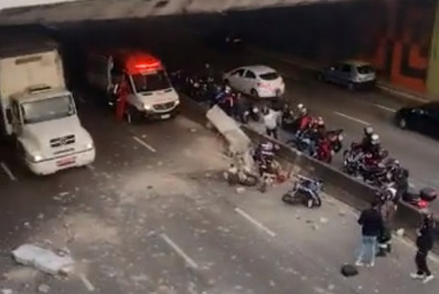 Motociclista morre ao ser atingido por estrutura de viaduto após batida de caminhão em SP