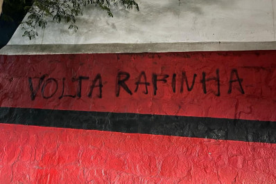 Após empate na Libertadores, torcedores do Flamengo picham muro da Gávea e pedem volta de Rafinha