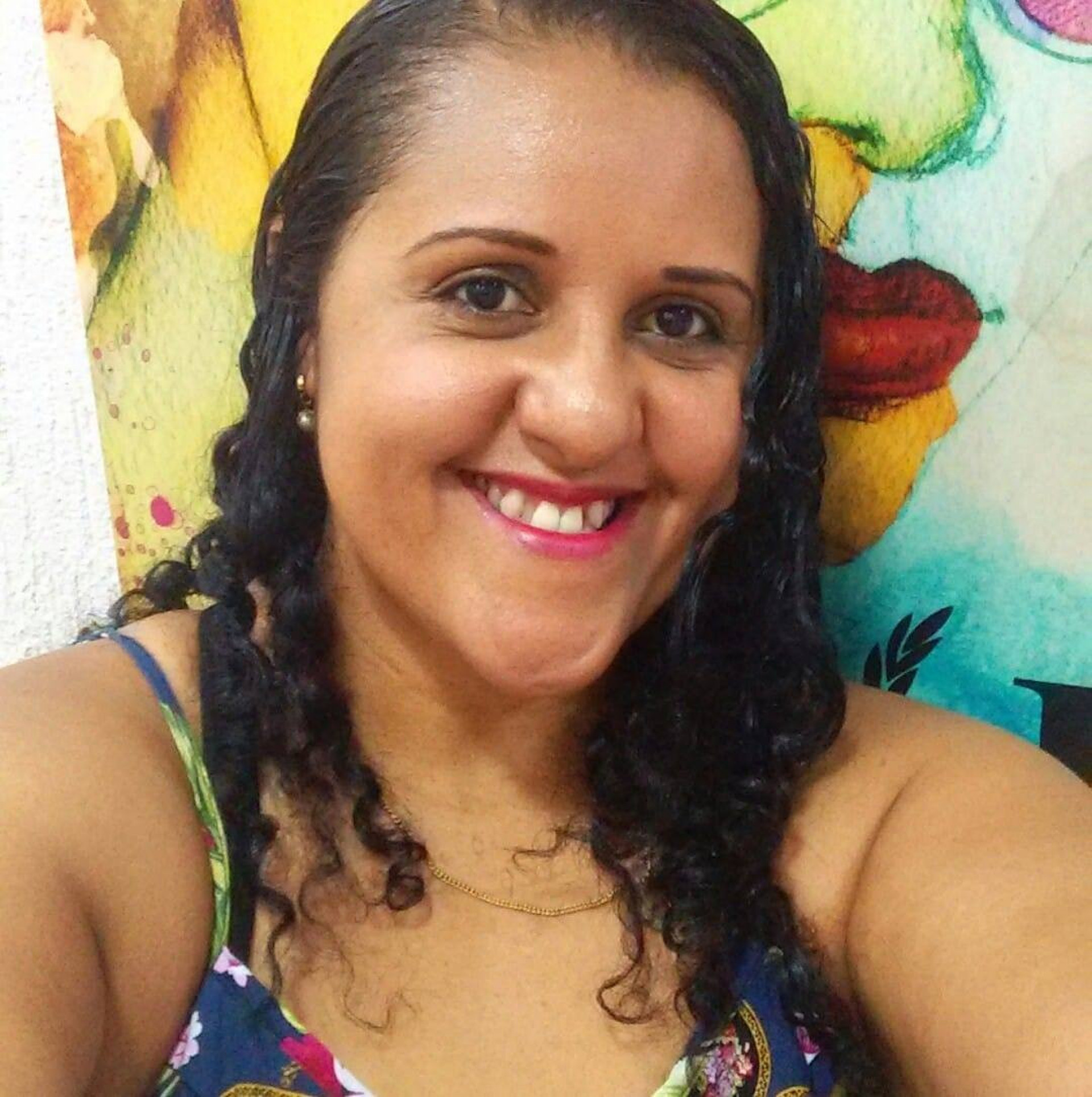 Adriana dos Santos Ribeiro, 43, passava pela Avenida Ministro Edgar Romero quando foi baleada