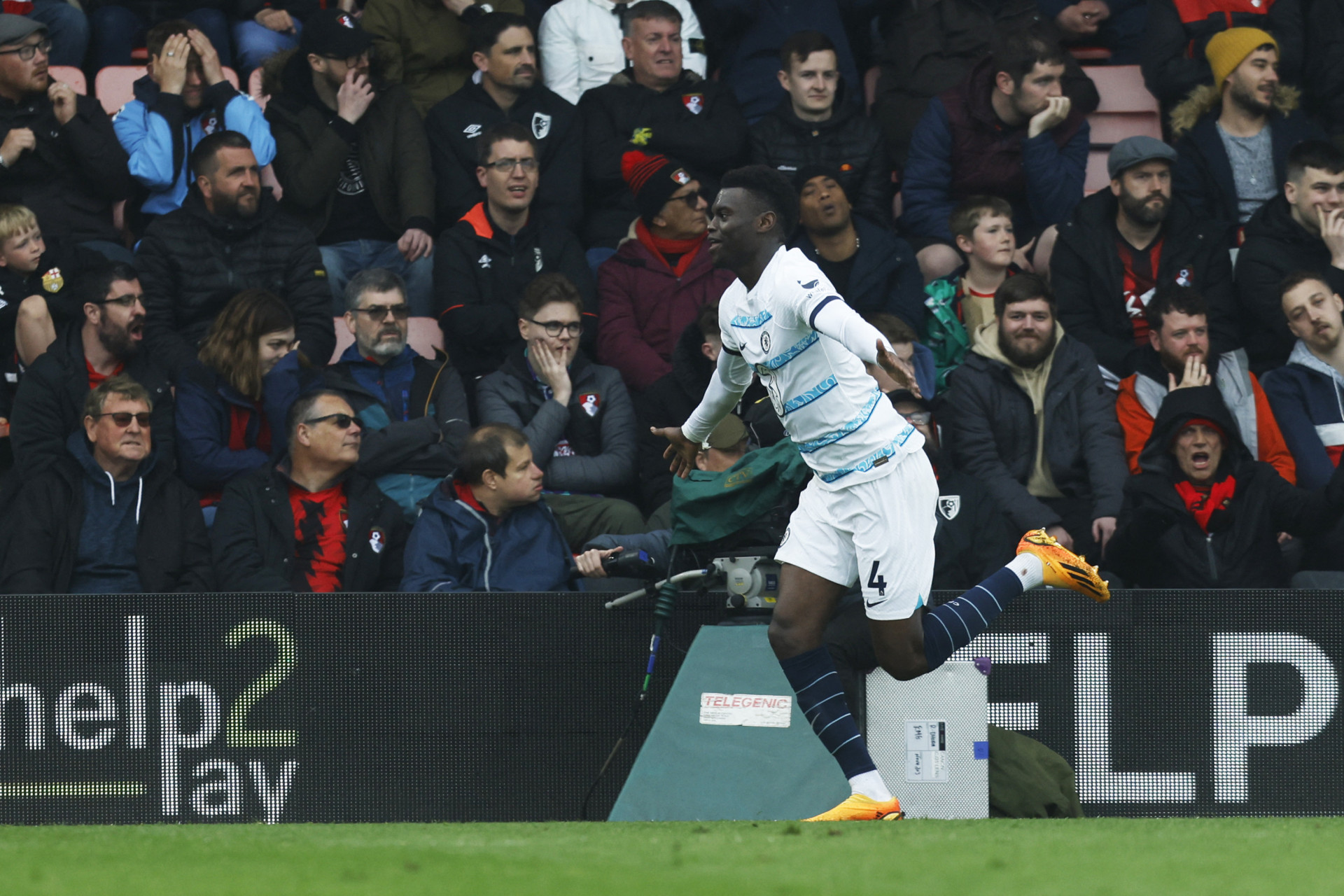Badiashile comemorando o segundo gol do Chelsea na partida - Ian Kington / AFP