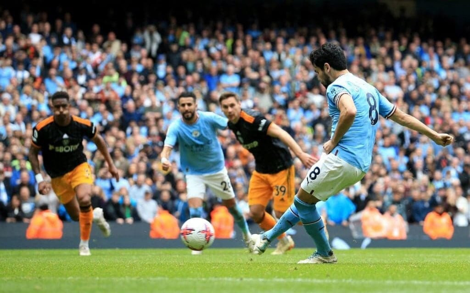 Gundogan marcou dois gols na partida e foi o destaque do Manchester City no jogo - Lindsay Parnaby / AFP