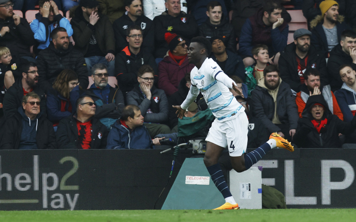 Badiashile comemorando o segundo gol do Chelsea na partida