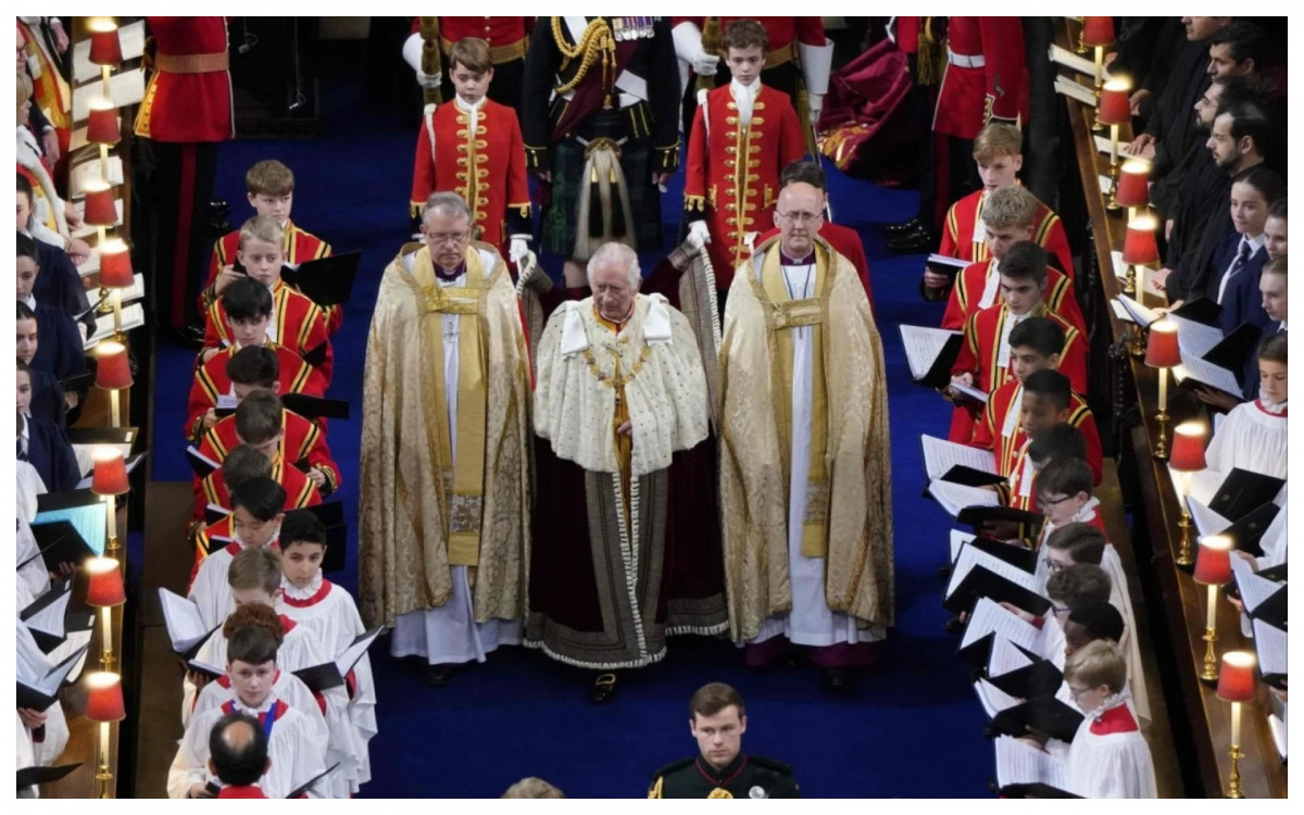 Rei Charles III durante cerimônia de coroação