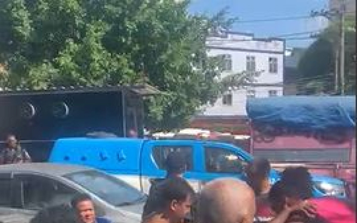 Uma mulher, n&atilde;o identificada, foi atingida na perna, colocada dentro de uma picape e socorrida por populares