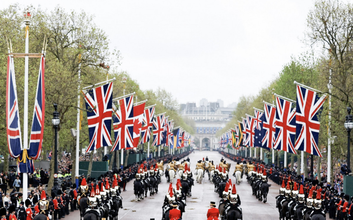 A carruagem com o rei Charles II e a rainha consorte percorreu as ruas de Londres