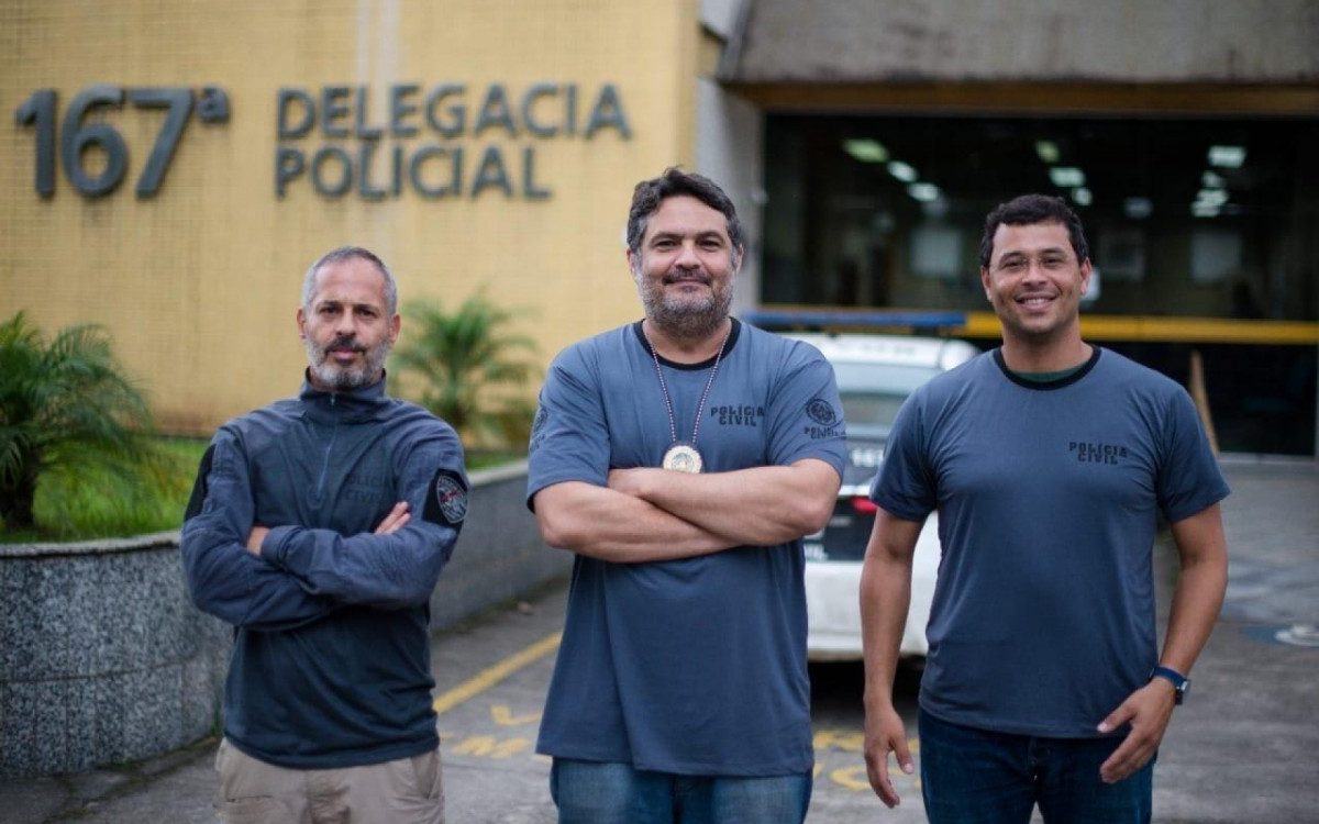 Equipe comandada pelo delegado de Paraty Marcello Russo (centro) que recapturou o foragido do presídio de São Paulo.