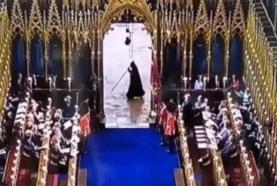 Vulto macabro levanta teorias durante coroação de Charles III