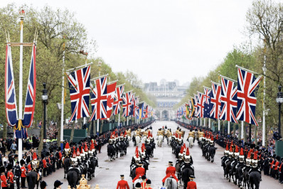 Cerimônia de coroação de Charles III reuniu mais de 2 mil pessoas