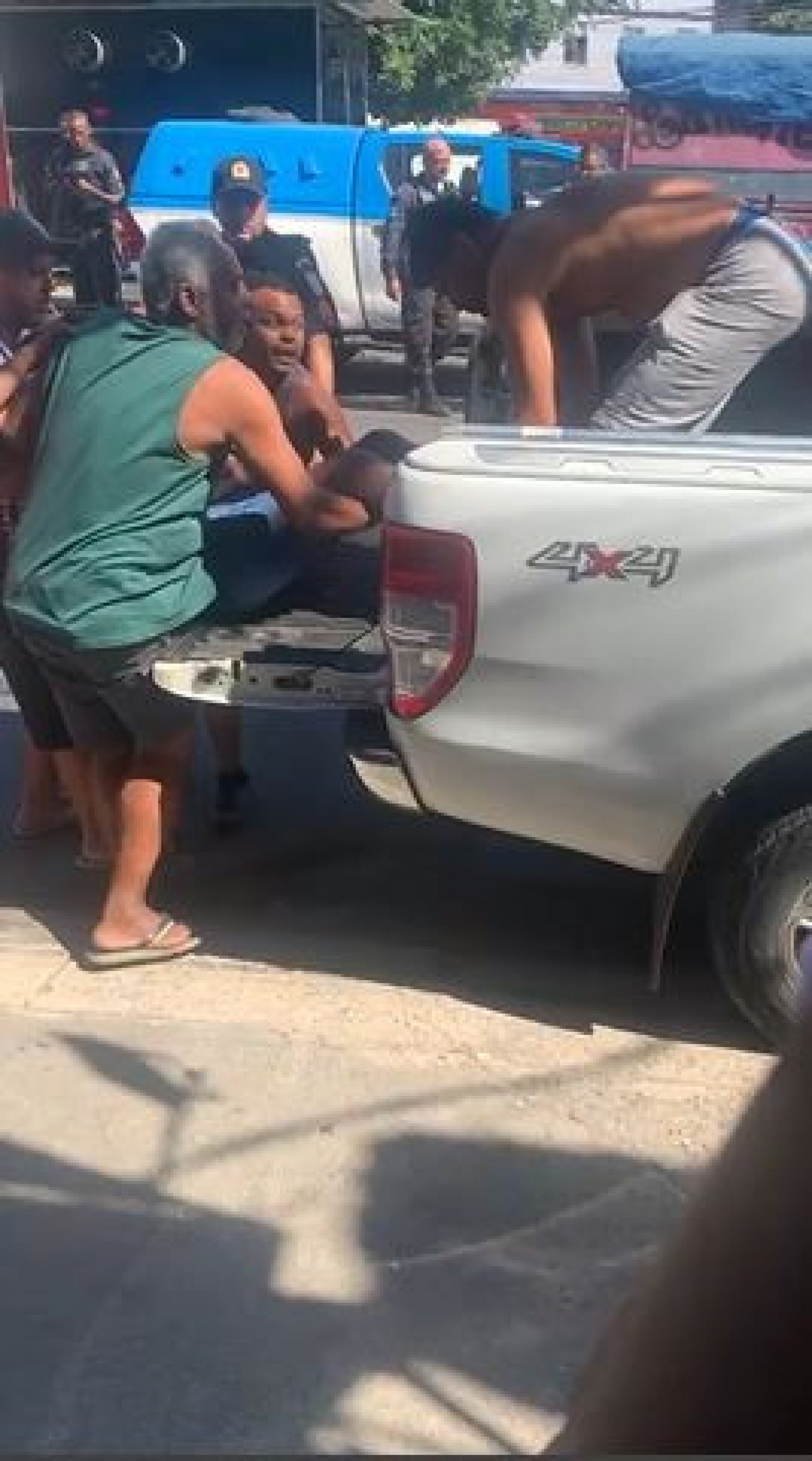 Uma mulher, n&atilde;o identificada, foi atingida na perna, colocada dentro de uma picape e socorrida por populares