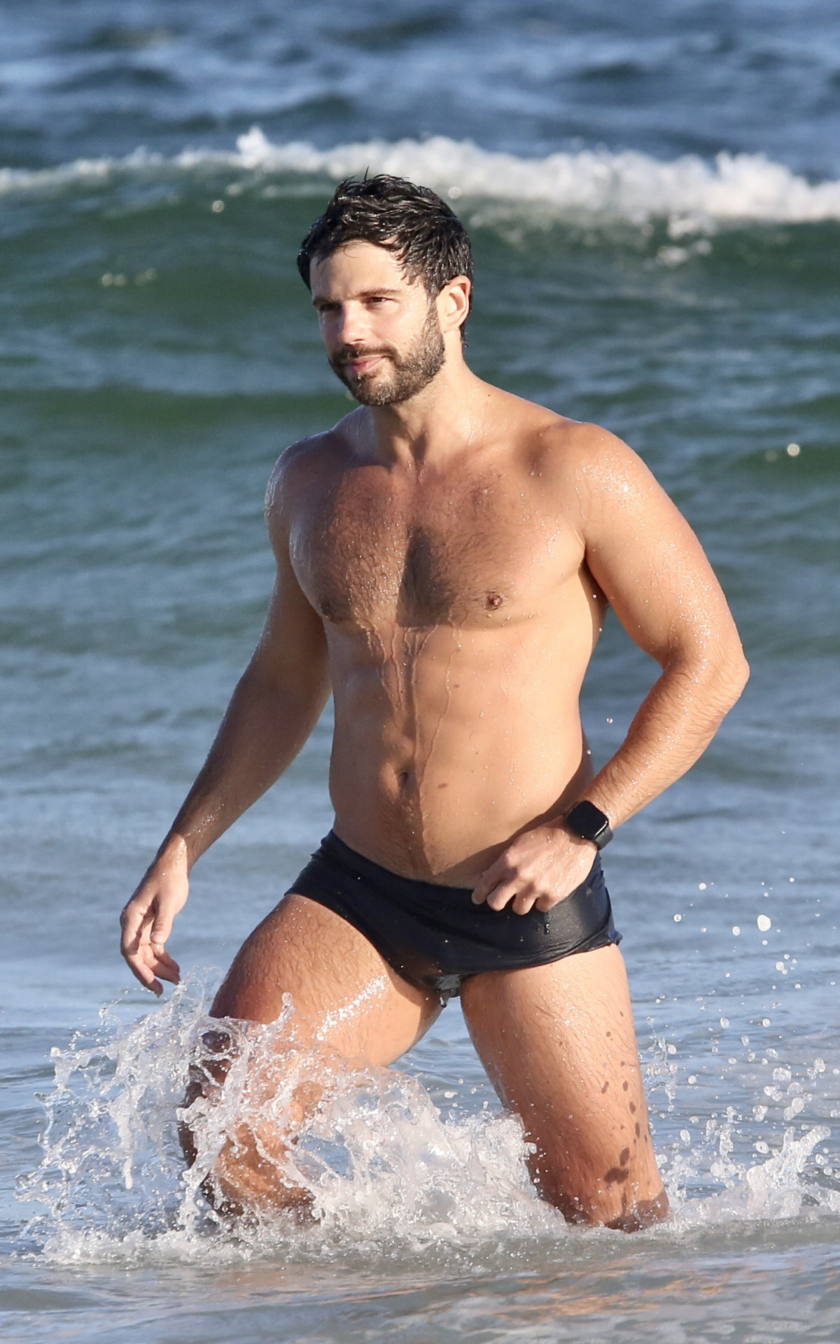 Duda Nagle curtiu dia de sol na praia da Barra da Tijuca 