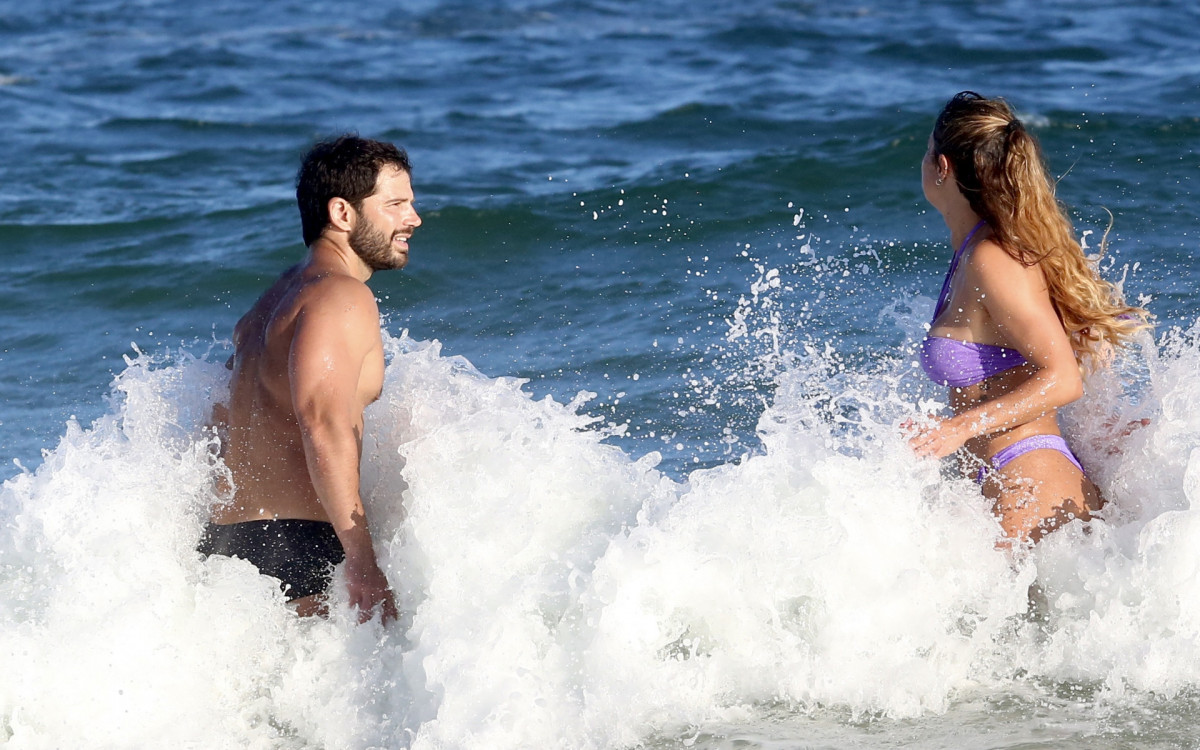 Duda Nagle foi clicado com uma mulher na praia da Barra da Tijuca 