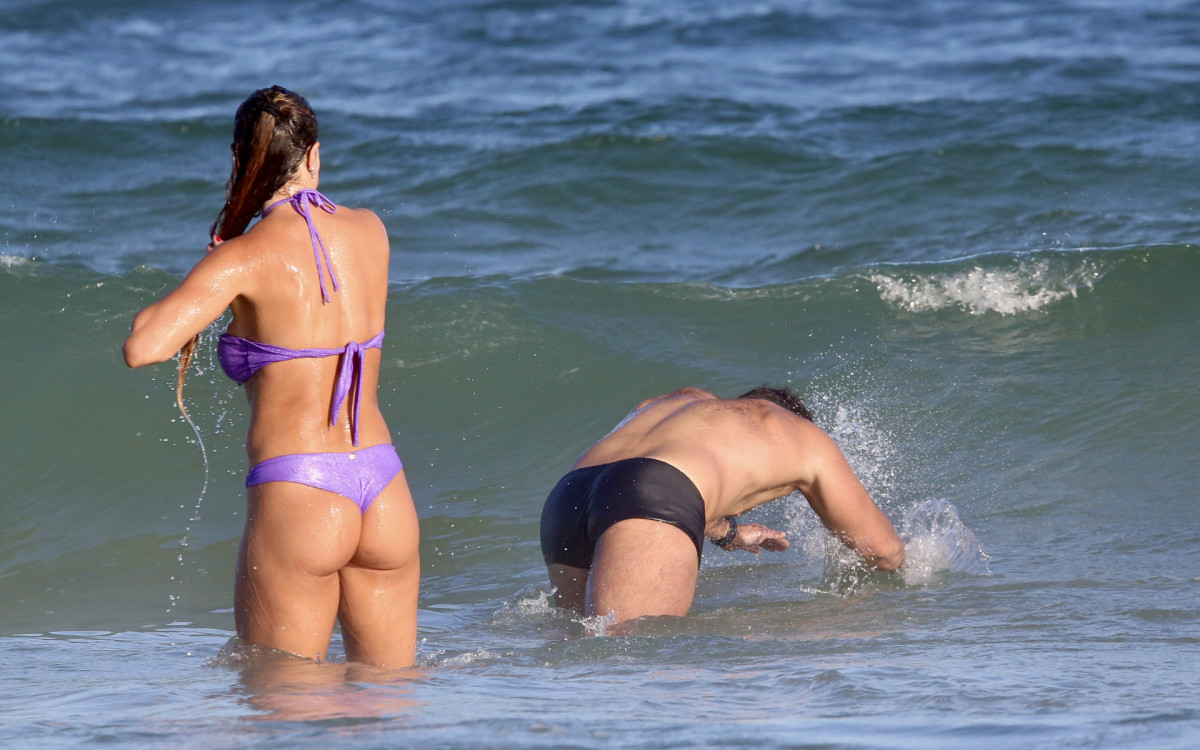 Duda Nagle foi clicado com uma mulher na praia da Barra da Tijuca 