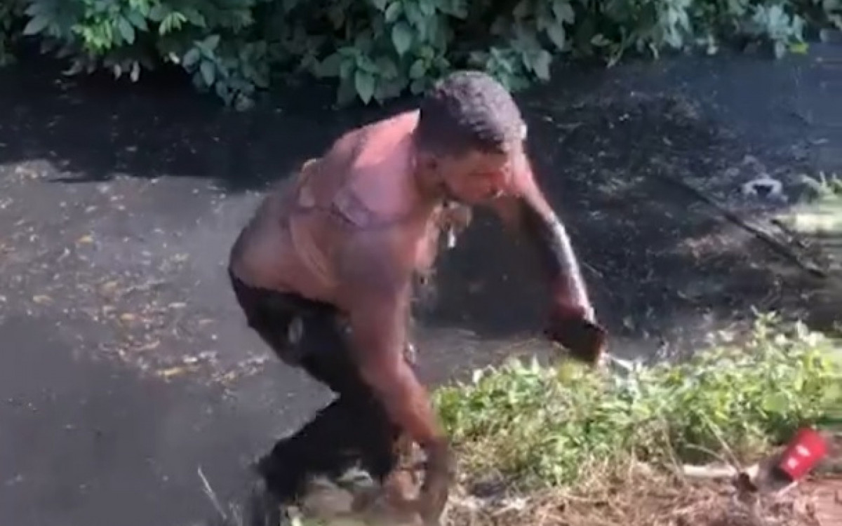 Turista disse que celular caiu enquanto ele fazia xixi ao lado de táxi que o levaria para casa