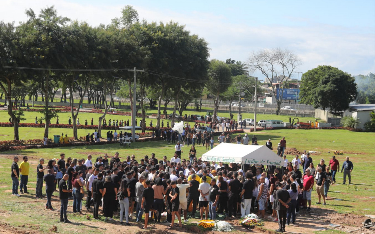 Despedida no Cemitério Jardim da Saudade de Sulacap reuniu dezenas de parentes e amigos de Arthur Moreira Gonçalves 