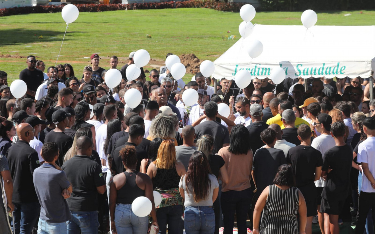 Familiares e amigos soltaram balões brancos para homenagear Arthur Moreira Gonçalves, de 13 anos, 